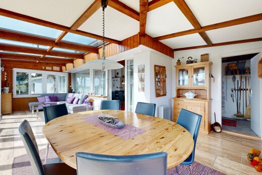 esszimmer mit kassettendecke, coffered ceiling, inside property, natürliches licht, und natural light