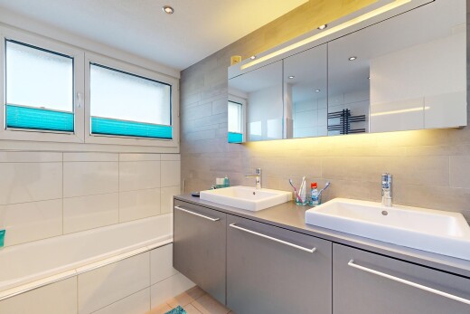 bad mit doppelwaschtisch, komplettes badezimmer, light floor, bad, und natürliches licht