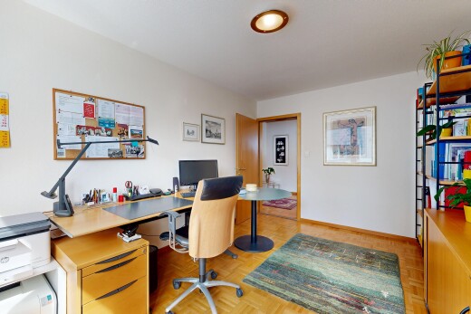 büro mit gipskartonwand, drywall, inside property, parquet floor, und fernseher