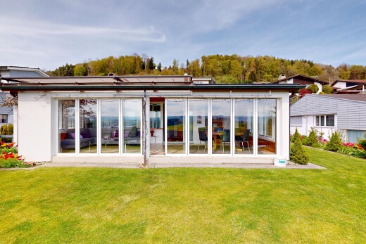 façade avec pelouse, from property, day time, panneaux solaires, et bardage en verre
