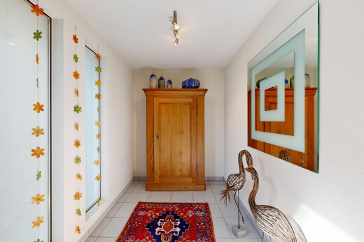 couloir avec light floor, inside property, sol en carrelage, tile floor, et cloison sèche
