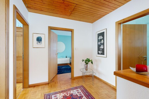 halle / korridor mit gipskartonwand, drywall, inside property, holzfußboden, und wood finish floor