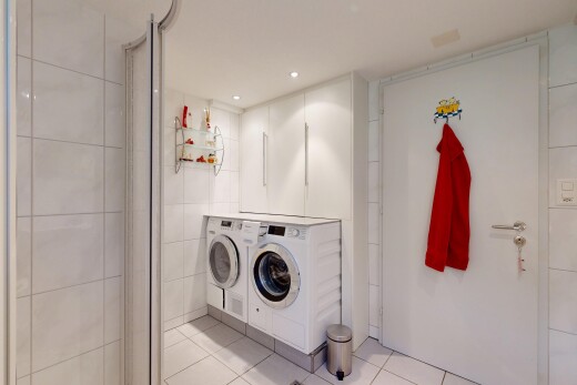 buanderie avec rendered, buanderie, sol en carrelage, tile floor, et mur en carrelage