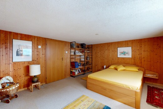zimmer / schlafzimmer mit inside property, holzwand, wood wall, teppich, und carpet