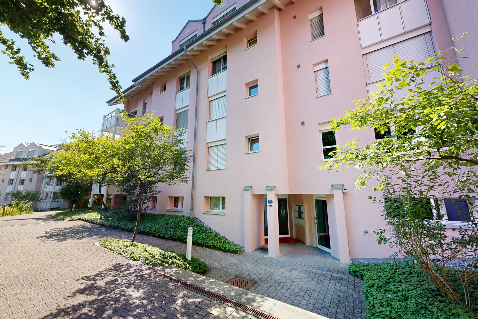 view of apartment building / complex