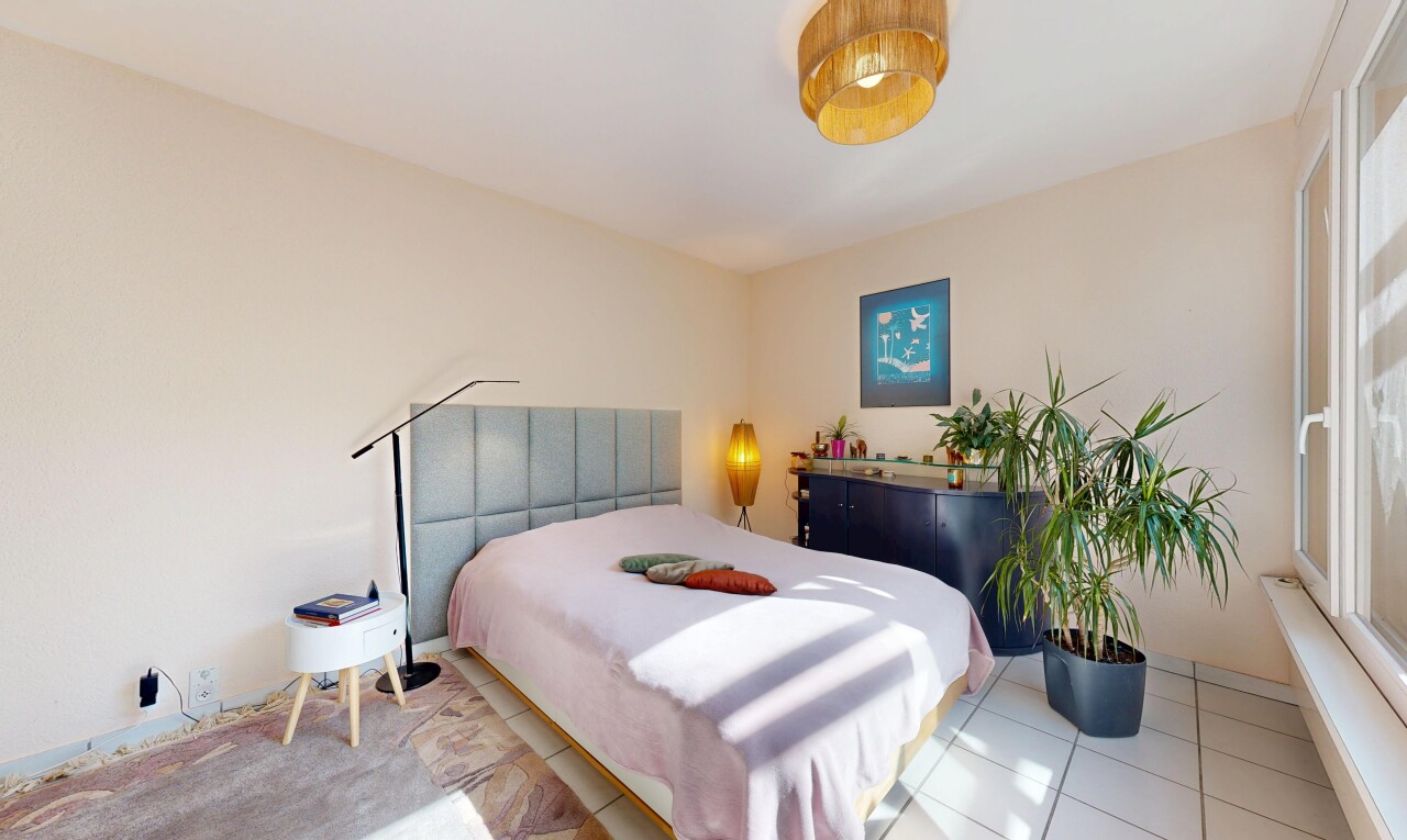 room featuring light tile patterned flooring