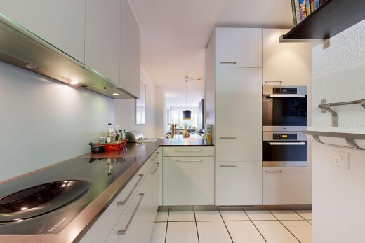 cuisine avec plaque de cuisson, four double, light floor, inside property, et plans de travail