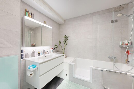 salle de bains avec lavabo (ou coiffeuse selon le contexte), salle de bain complète, mur en carrelage, tile wall, et inside property