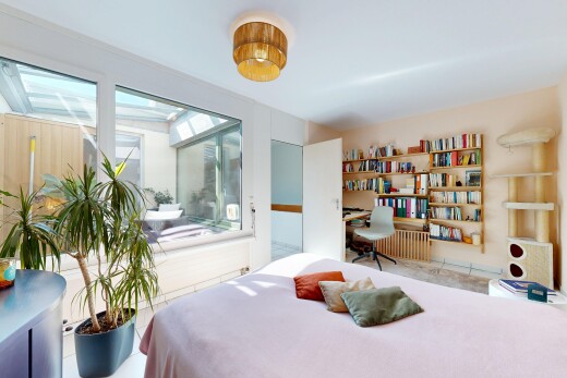 chambre avec espace bureau, inside property, natural light, lumière naturelle, et drywall