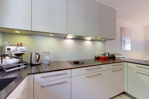 cuisine avec dark countertops, plans de travail, inside property, plaque de cuisson, et kitchen peninsula