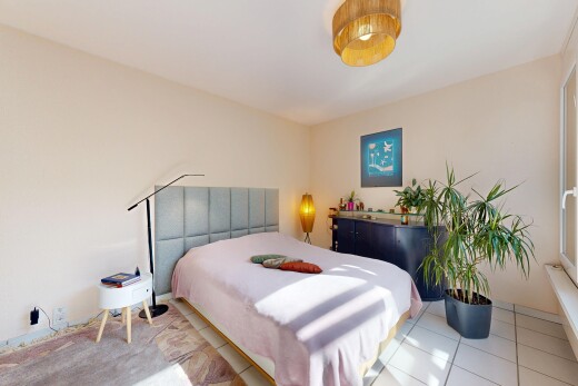 chambre avec drywall, cloison sèche, inside property, tile floor, et sol en carrelage