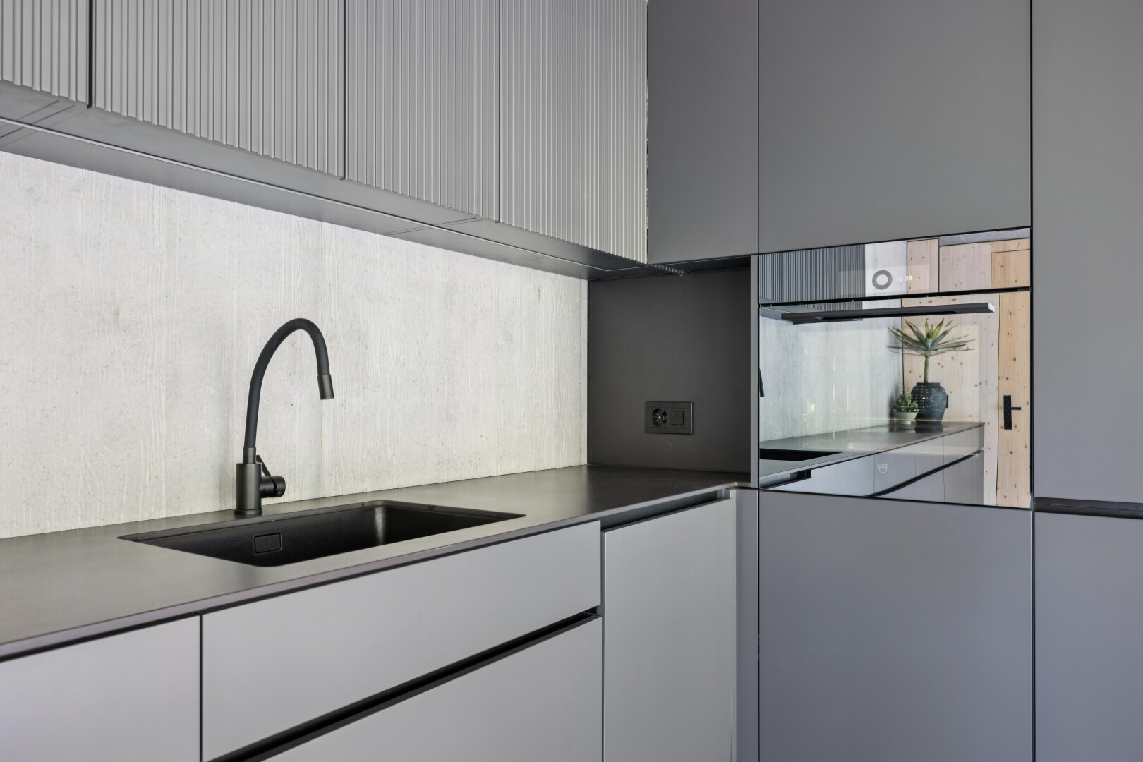 küche mit gray cabinets, graue schränke, küchenrückwand beim Herd, küchenrückwand beim herd, und waschbecken