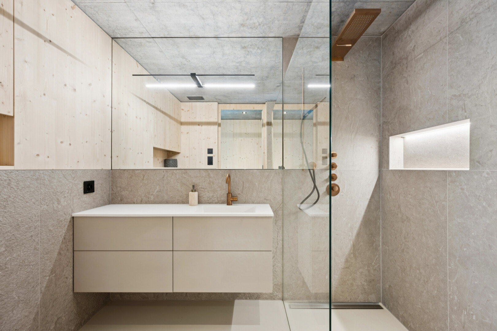 bad mit dusche, komplettes badezimmer, schminktisch, concrete ceiling, und betondecke