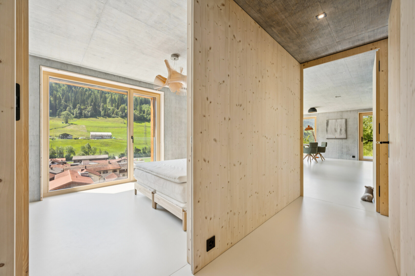 halle / korridor mit betondecke, concrete ceiling, finished concrete floor, betonmauer, und concrete wall