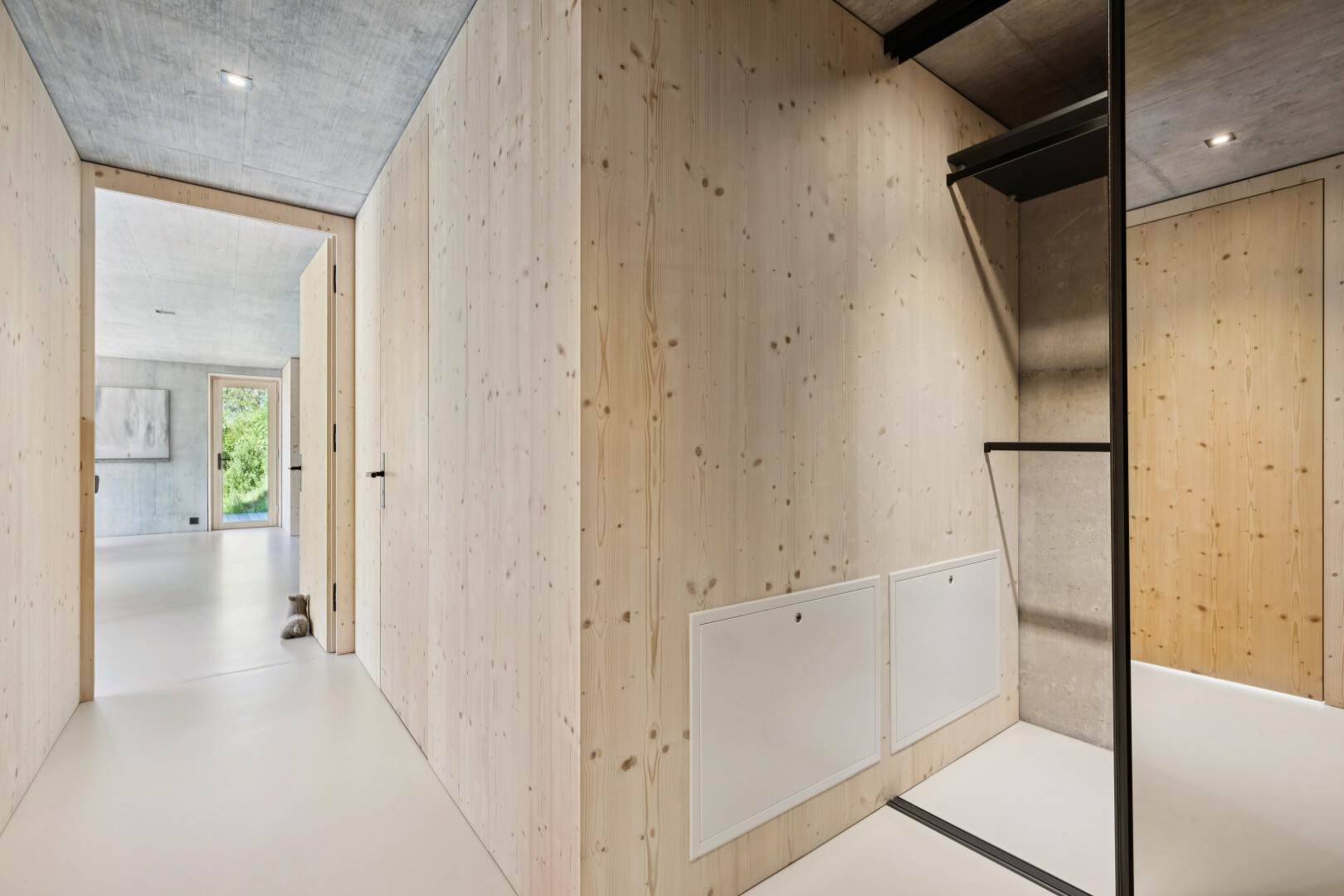 halle / korridor mit concrete ceiling, betondecke, einbauleuchten, finished concrete floor, und concrete floor