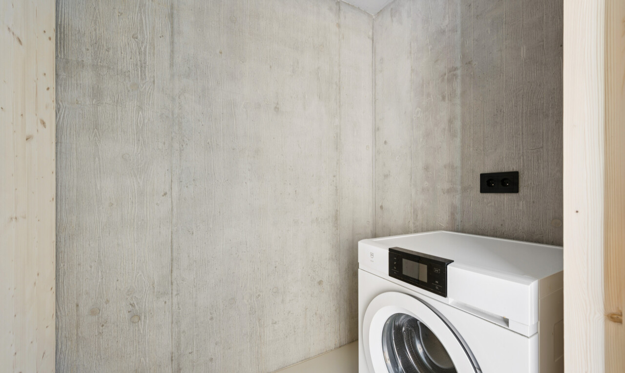 wäschekammer mit tumbler, concrete wall, betonmauer, wäscherei, und inside property