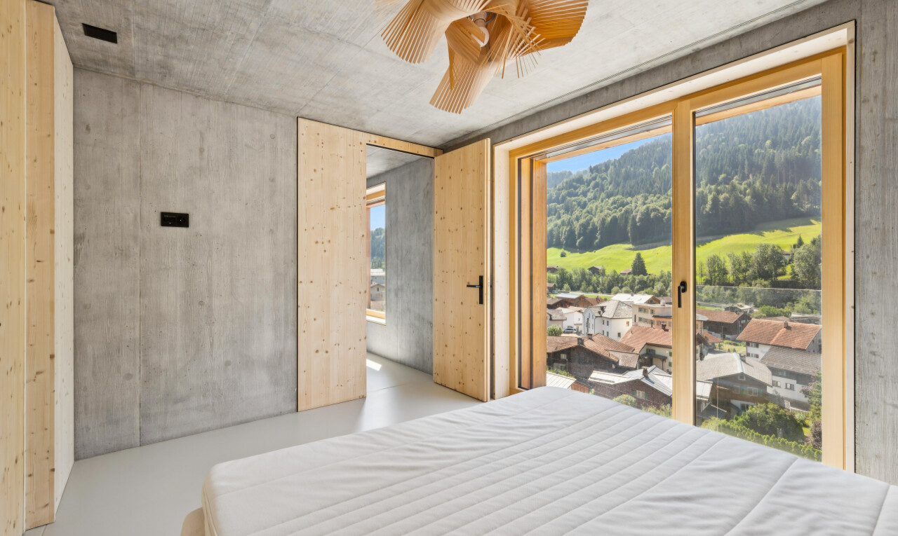 zimmer / schlafzimmer mit concrete wall, betonmauer, concrete ceiling, betondecke, und inside property