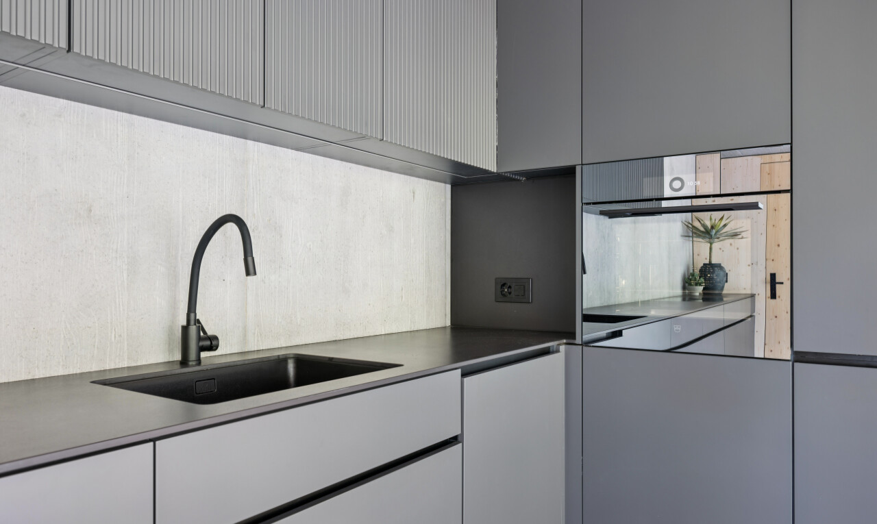 küche mit gray cabinets, graue schränke, küchenrückwand beim Herd, küchenrückwand beim herd, und waschbecken