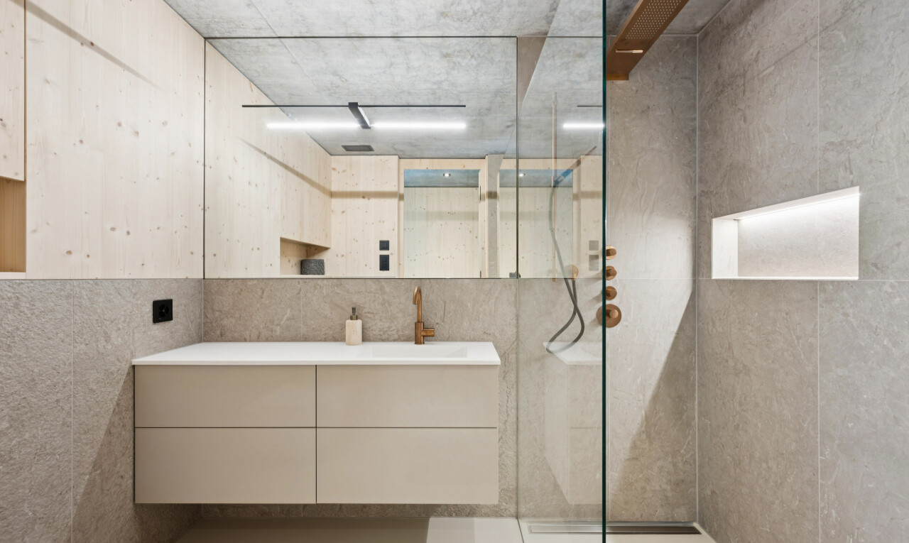 bad mit dusche, komplettes badezimmer, schminktisch, concrete ceiling, und betondecke
