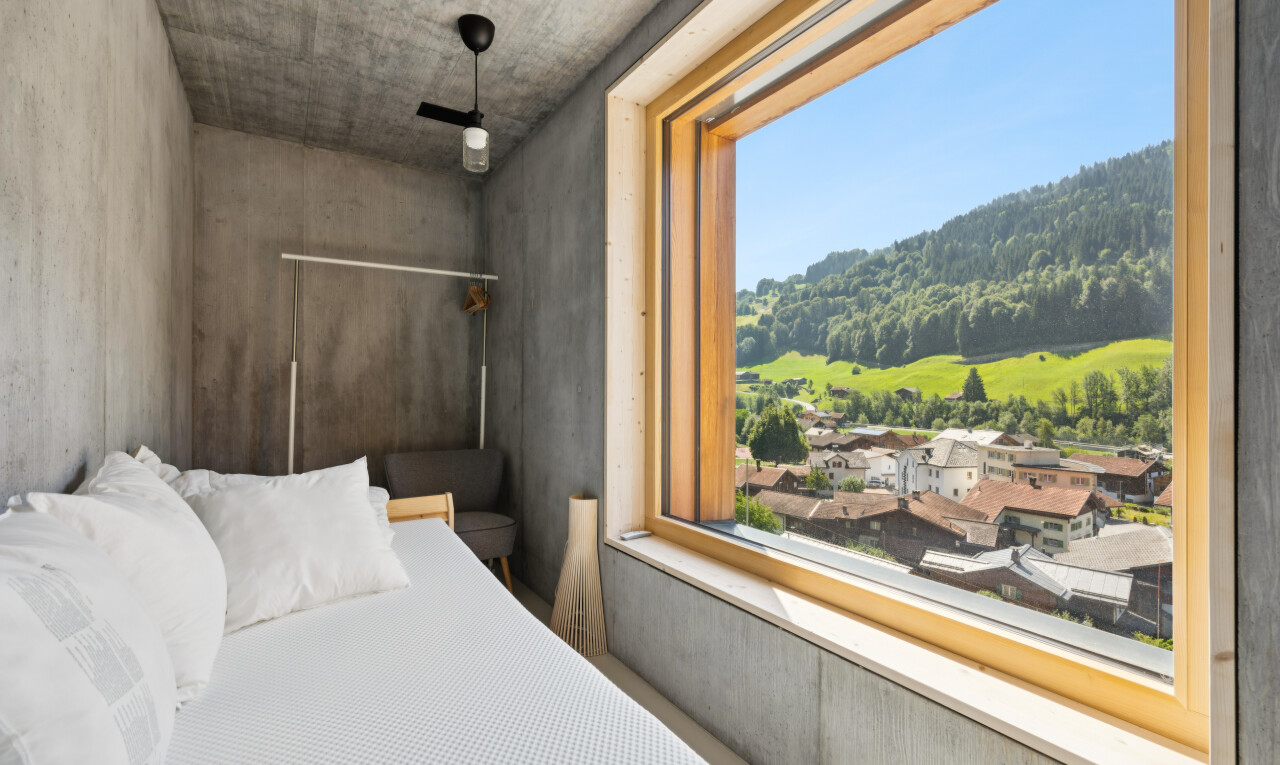 zimmer / schlafzimmer mit betonmauer, concrete wall, betondecke, concrete ceiling, und natürliches licht