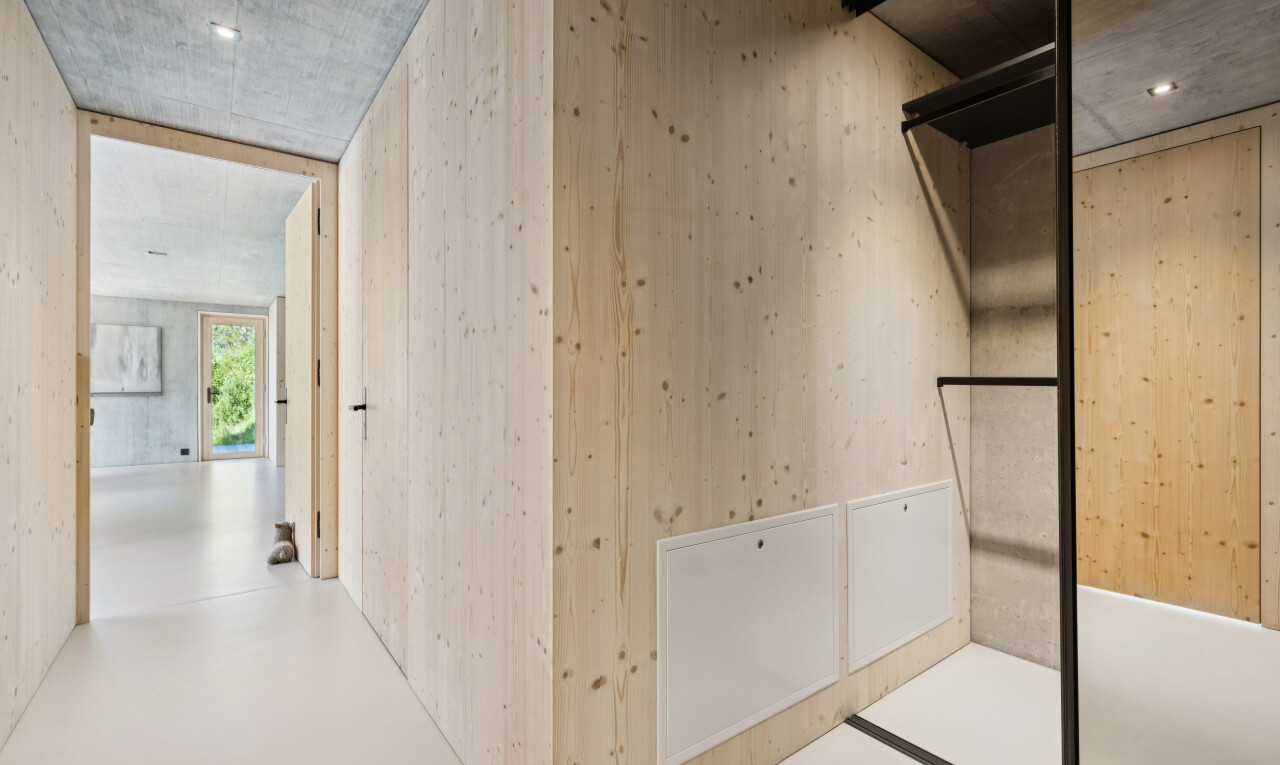 halle / korridor mit concrete ceiling, betondecke, einbauleuchten, finished concrete floor, und concrete floor