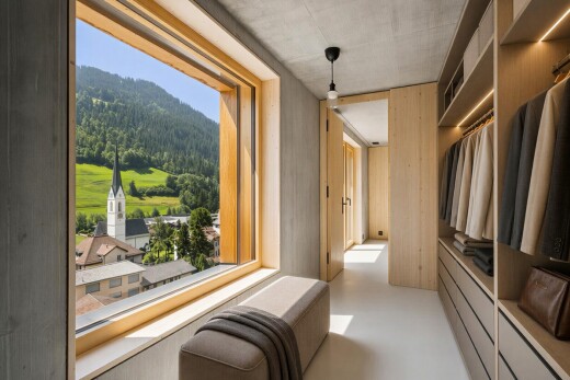 begehbarer kleiderschrank mit natürliches licht und pendelleuchte