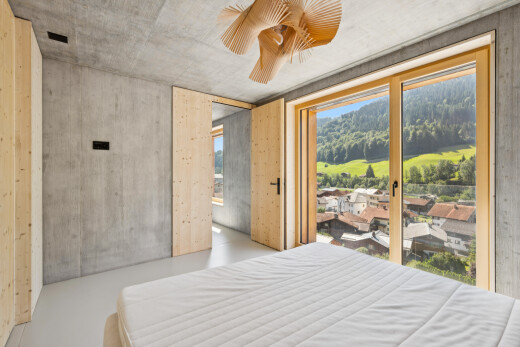 zimmer / schlafzimmer mit concrete wall, betonmauer, concrete ceiling, betondecke, und inside property