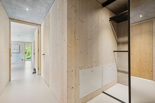 halle / korridor mit concrete ceiling, betondecke, einbauleuchten, finished concrete floor, und concrete floor