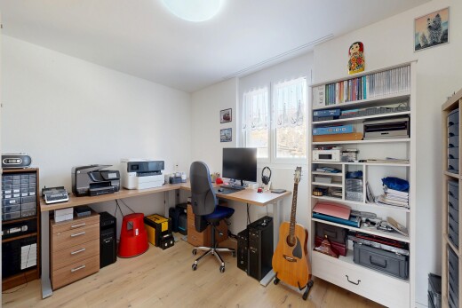 bureau avec sol en finition bois, wood finish floor, light floor, inside property, et télévision