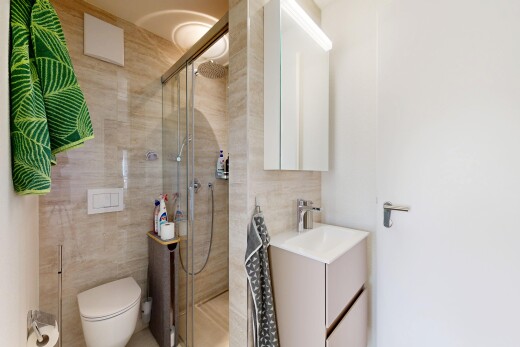 salle de bains avec lavabo (ou coiffeuse selon le contexte), miroir, salle de bain complète, inside property, et mur en carrelage