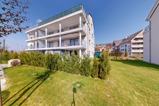 extérieur du bâtiment avec vue sur le complexe d'appartements, apartment complex view, day time, et from community