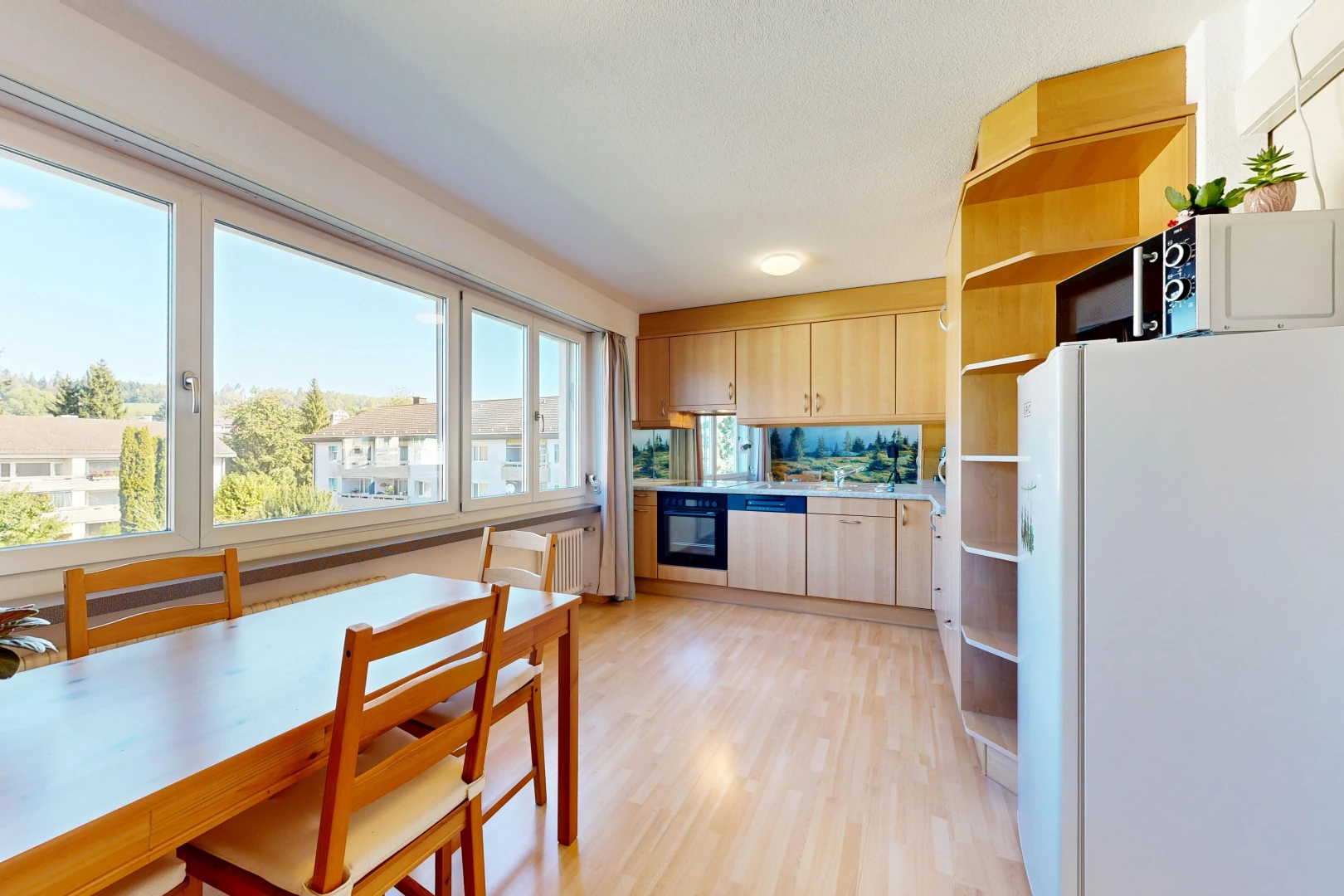 cuisine avec réfrigérateur, light brown cabinets, armoires marron clair, open shelves, et étagères ouvertes