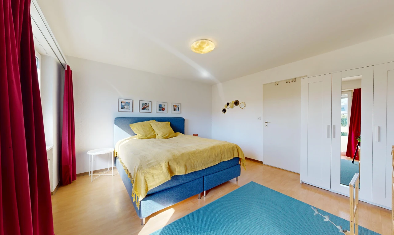 chambre avec drywall, cloison sèche, wood finish floor, sol en finition bois, et light floor