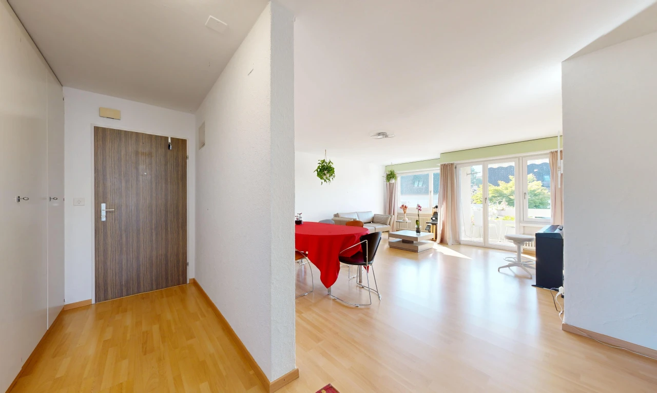 couloir avec accès à l'extérieur, drywall, cloison sèche, wood finish floor, et sol en finition bois