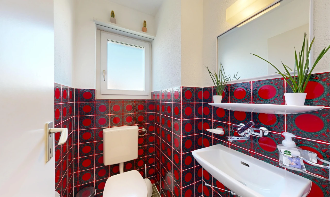 salle de bains avec évier, miroir, toilette, tile wall, et mur en carrelage