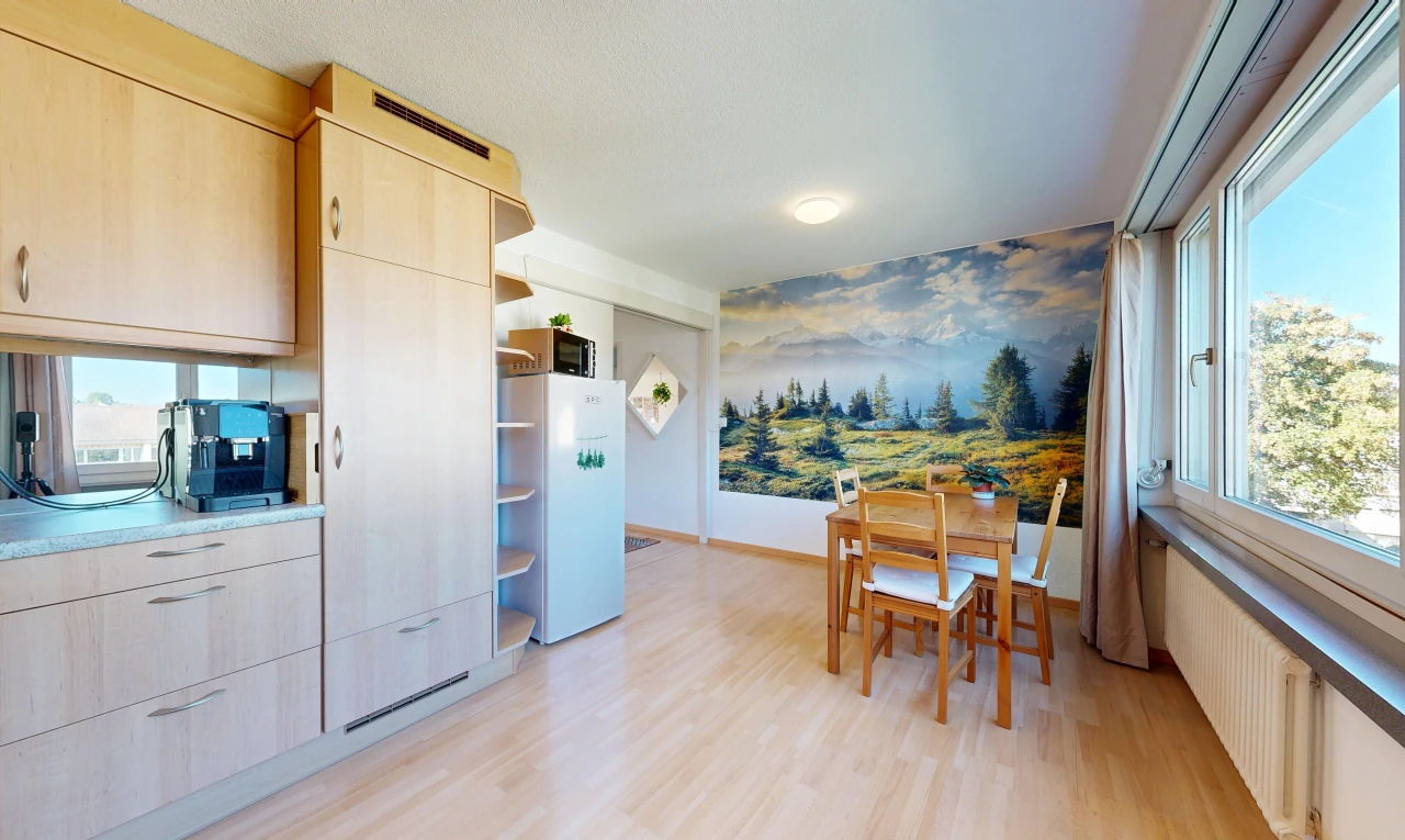 cuisine avec armoires marron clair, light brown cabinets, radiateur, étagères ouvertes, et light floor