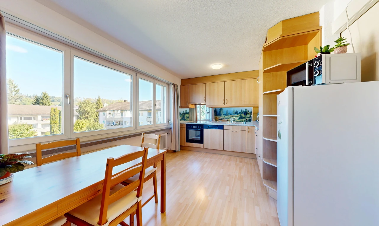 cuisine avec réfrigérateur, light brown cabinets, armoires marron clair, open shelves, et étagères ouvertes