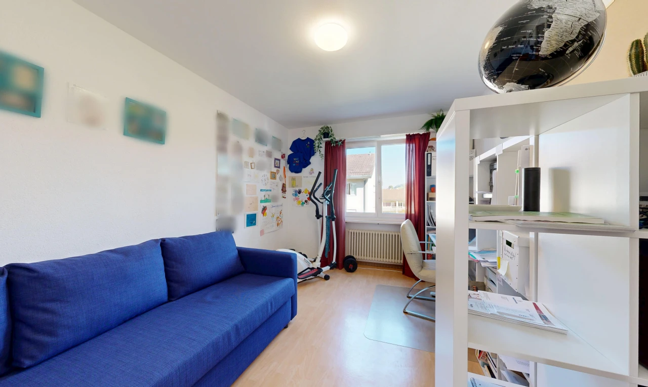 salon avec radiateur, drywall, cloison sèche, inside property, et wood finish floor
