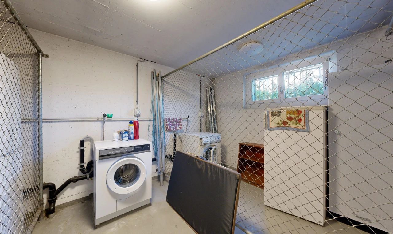 buanderie avec lave-linge et sèche-linge, lumière naturelle, sol en béton, concrete floor, et inside property