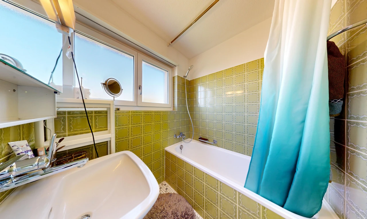 salle de bains avec douche-bain combinés, salle de bain complète, tile wall, mur en carrelage, et day time