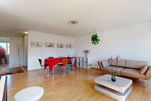 salon / salle à manger avec drywall, cloison sèche, wood finish floor, sol en finition bois, et inside property