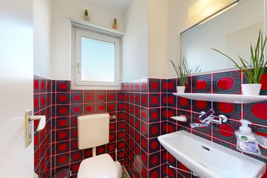 salle de bains avec évier, miroir, toilette, tile wall, et mur en carrelage