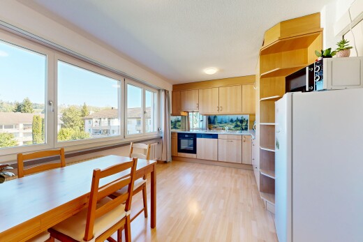 cuisine avec réfrigérateur, light brown cabinets, armoires marron clair, open shelves, et étagères ouvertes