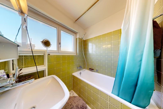 salle de bains avec douche-bain combinés, salle de bain complète, tile wall, mur en carrelage, et day time
