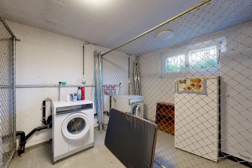 buanderie avec lave-linge et sèche-linge, lumière naturelle, sol en béton, concrete floor, et inside property
