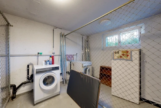 buanderie avec lave-linge et sèche-linge, lumière naturelle, sol en béton, concrete floor, et inside property