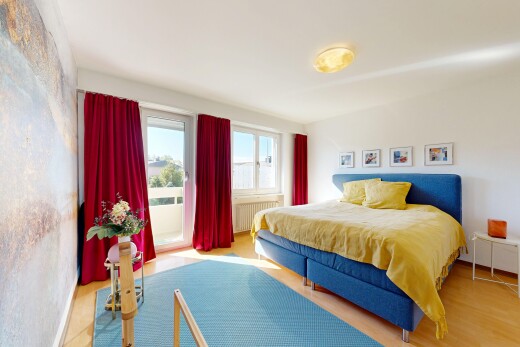 chambre avec radiateur, sol en finition bois, wood finish floor, day time, et accès à l'extérieur