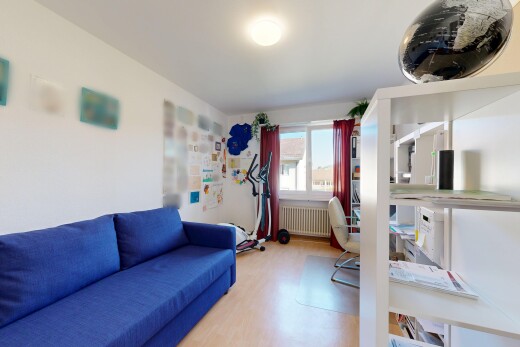 salon avec radiateur, drywall, cloison sèche, inside property, et wood finish floor