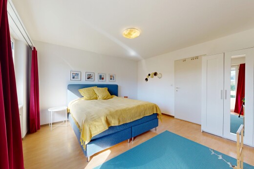 chambre avec drywall, cloison sèche, wood finish floor, sol en finition bois, et light floor
