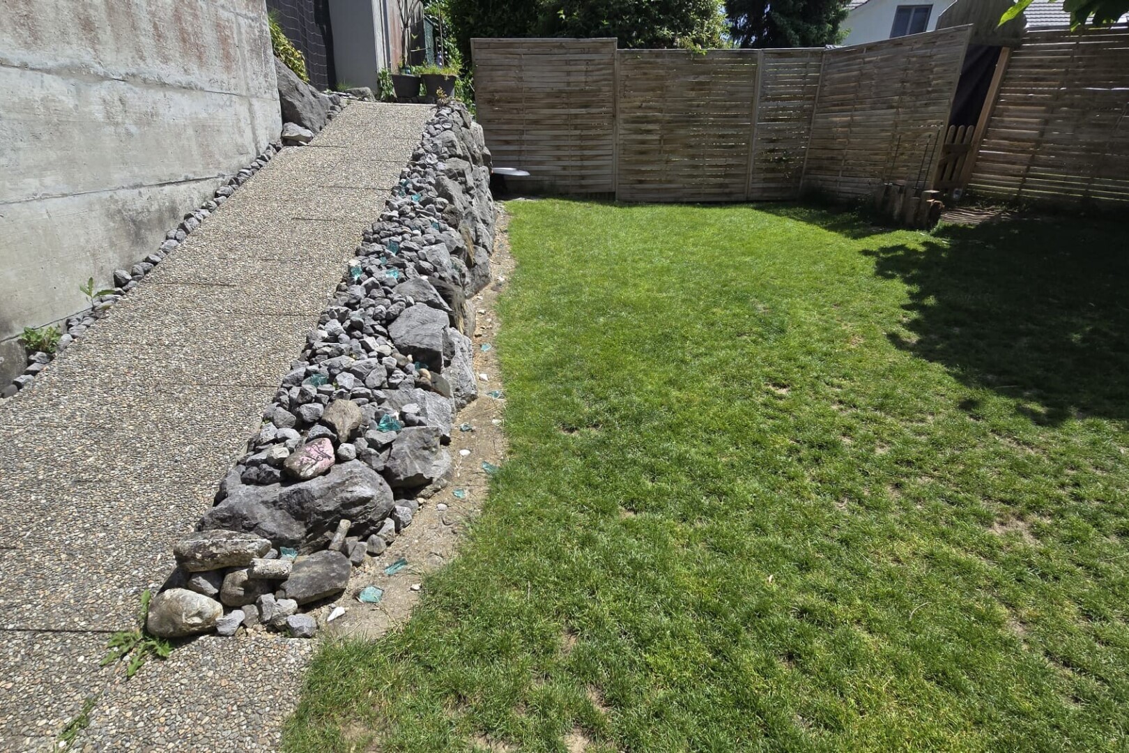 jardin avec clôture et pelouse